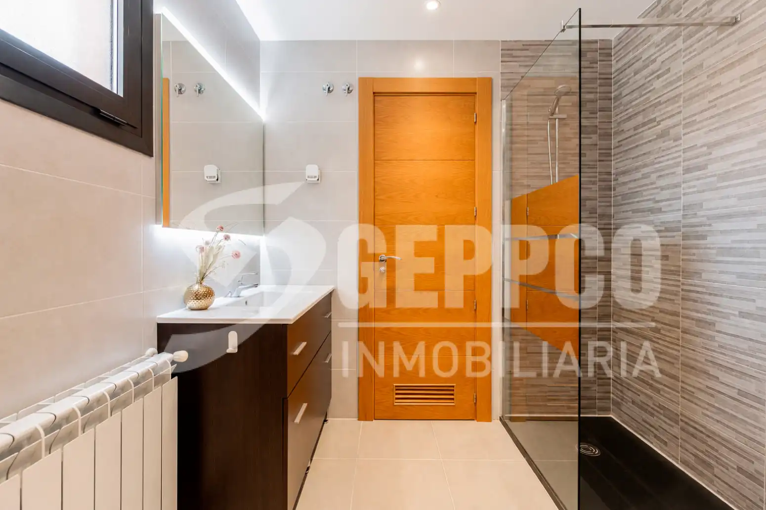 Baño de Casa adosada en venta en Alcalá de Henares con Calefacción, Terraza y Piscina comunitaria