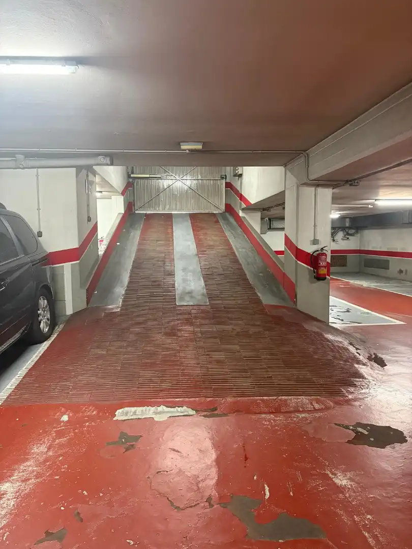Aparcament de Pis en venda en A Coruña Capital  amb Calefacció, Parquet i Terrassa