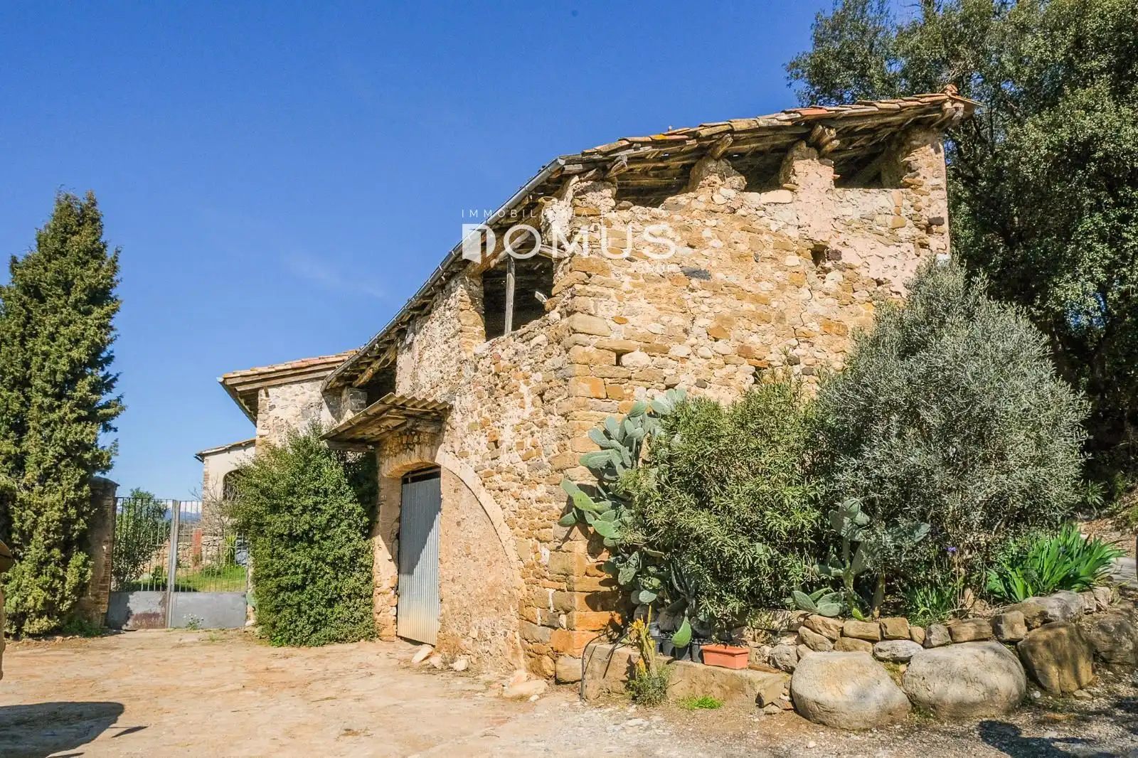 Exterior view of Country homes for sale in Besalú  with Private garden