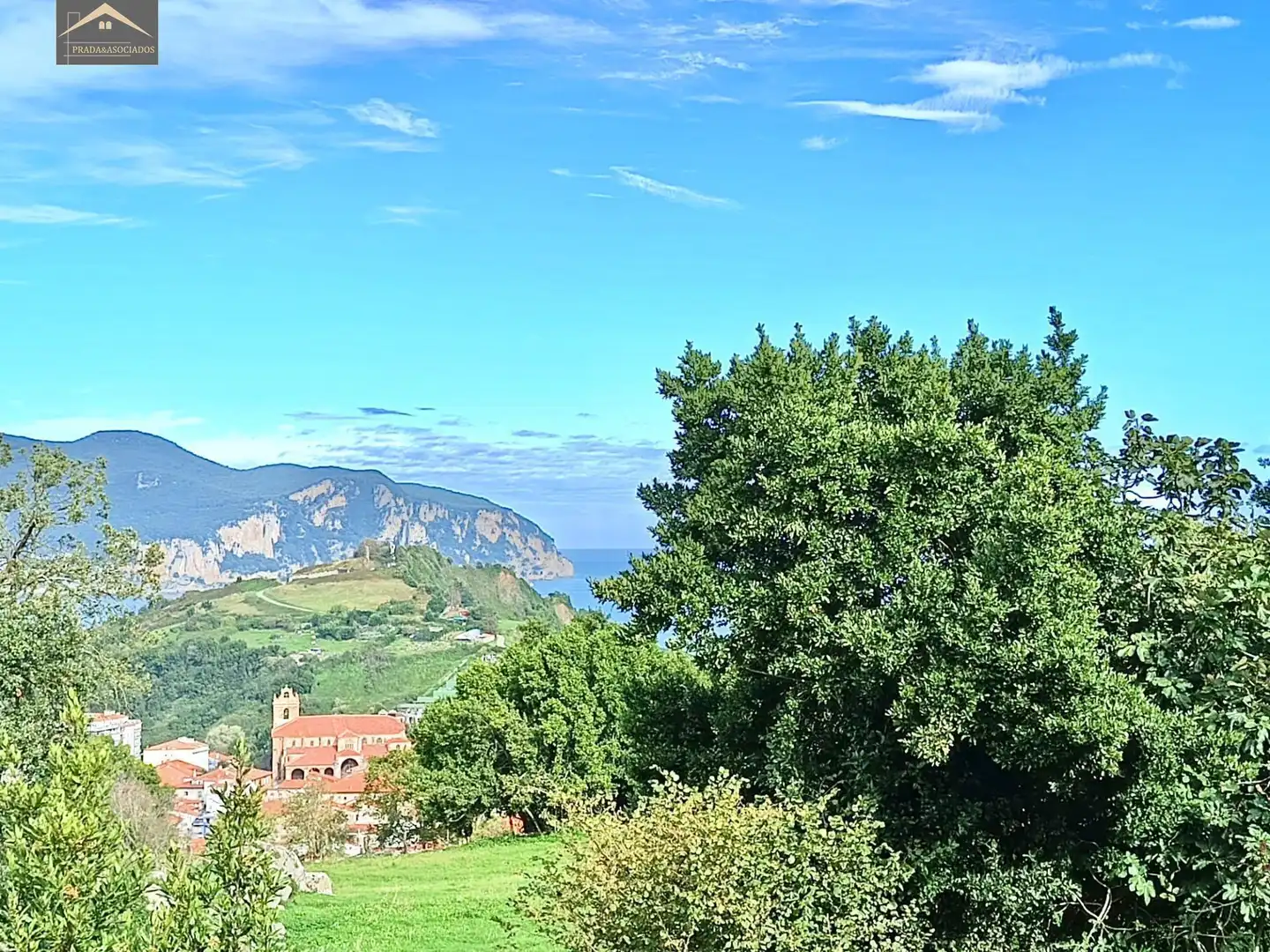 Vista exterior de Casa o xalet en venda en Laredo amb Calefacció, Jardí privat i Terrassa