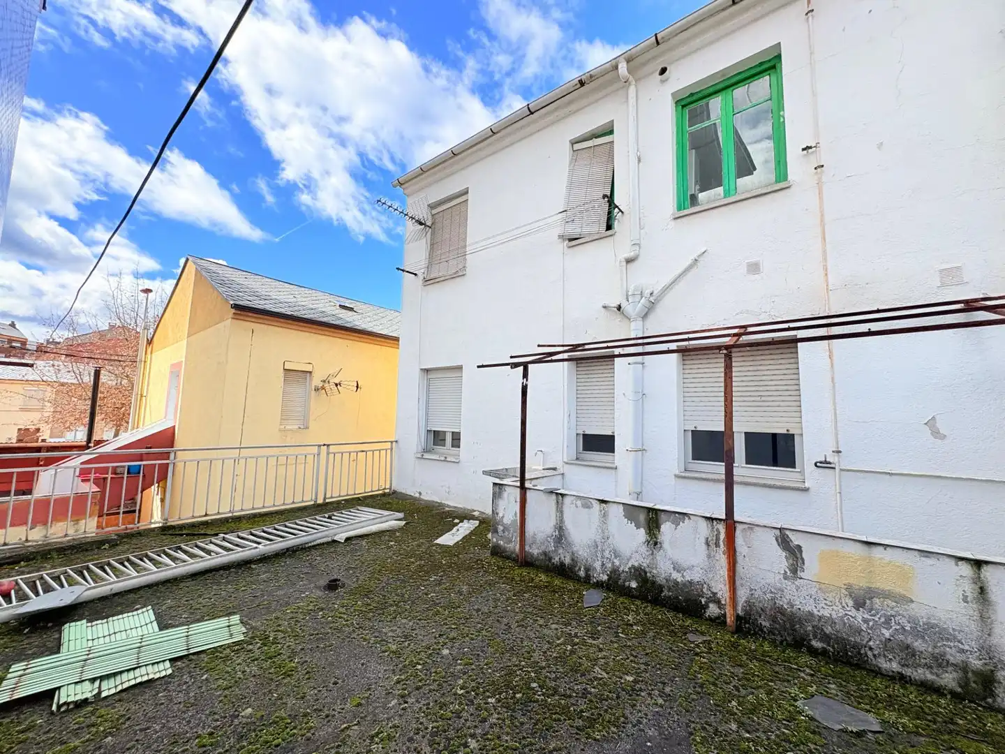Vista exterior de Edificio en venta en Ponferrada