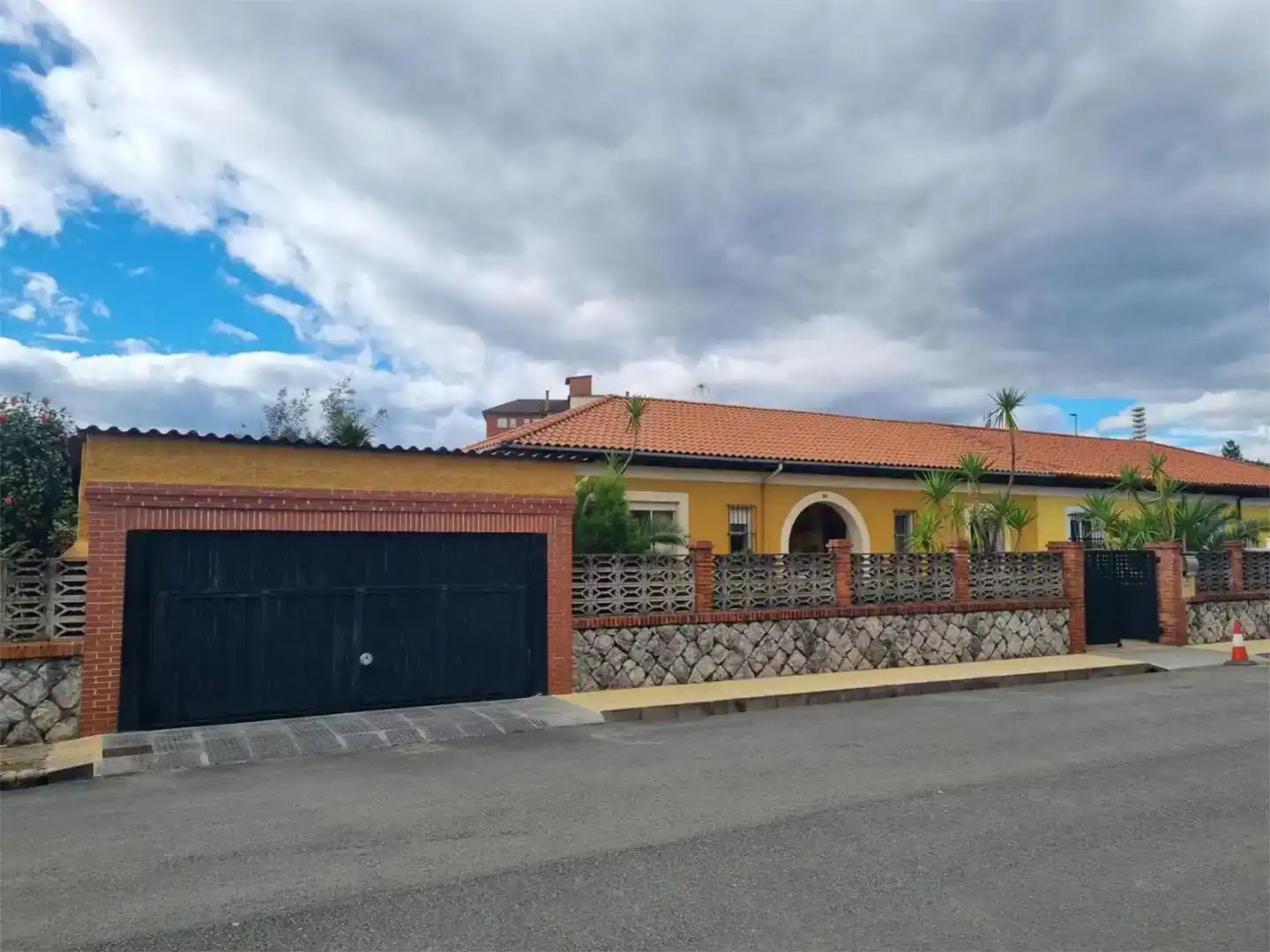 Vista exterior de Casa o chalet en venta en Torrelavega  con Piscina