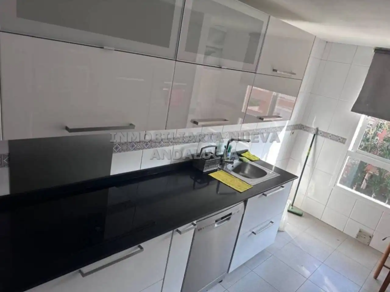 Cuina de Pis de lloguer en Almería amb Aire condicionat, Terrassa i Moblat