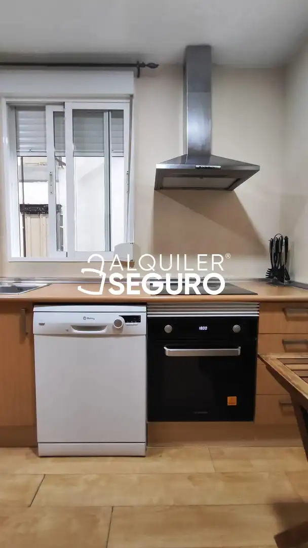 Cuina de Pis de lloguer en Valencia amb Aire condicionat, Terrassa i Moblat