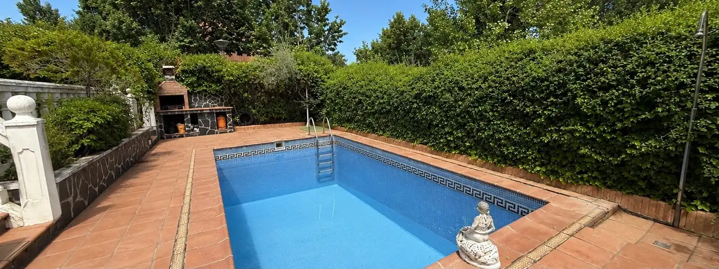Piscina de Casa adosada en venda en Móstoles amb Aire condicionat, Calefacció i Jardí privat