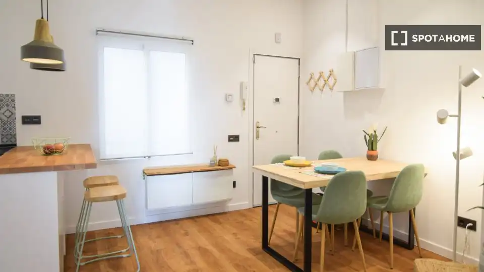 Menjador de Apartament per a compartir en Barcelona amb Aire condicionat, Terrassa i Moblat