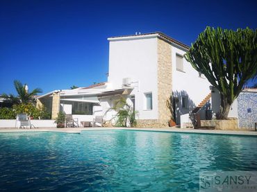 Villa con piscina in vendita a El Montgó