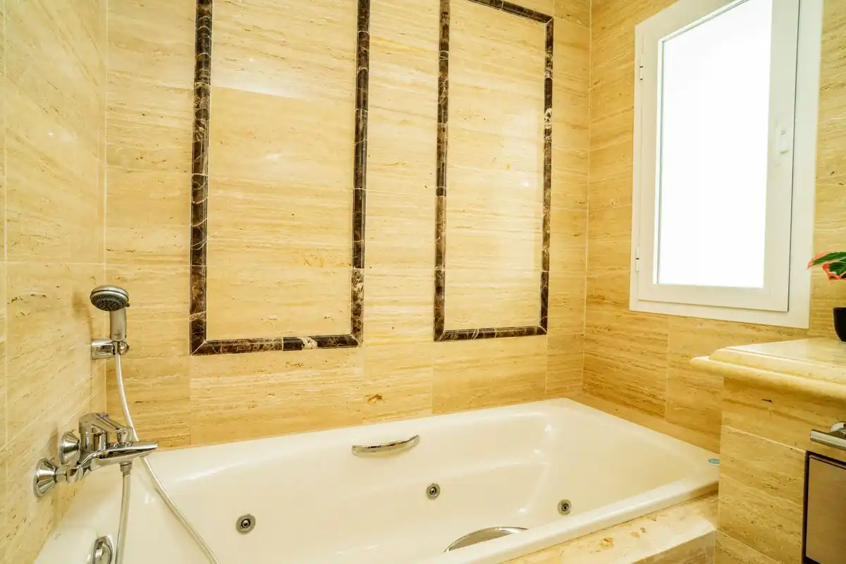 Baño de Piso en venta en Marbella con Aire acondicionado, Calefacción y Jardín privado