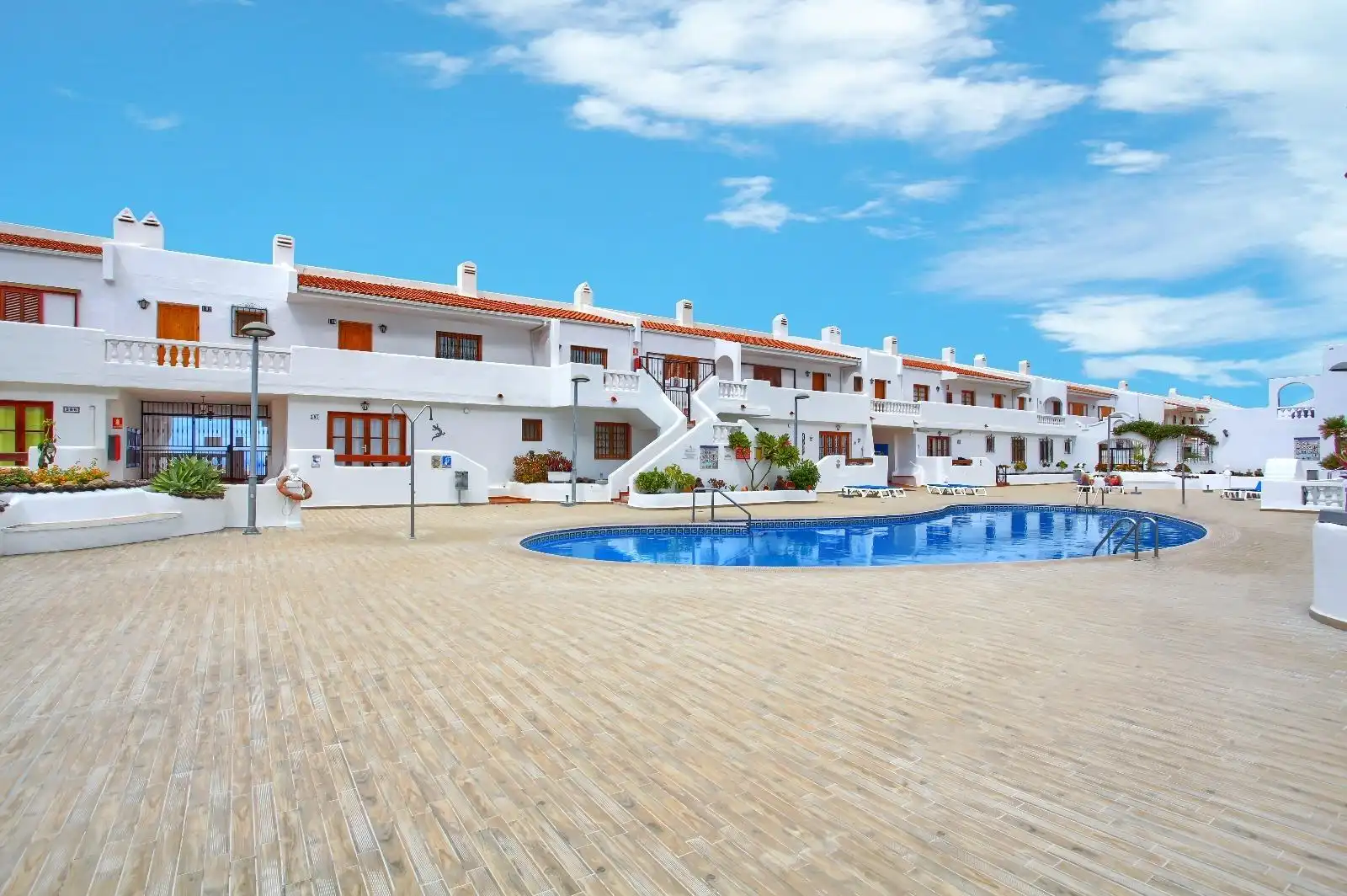 Vista exterior de Estudio en venta en Arona con Terraza, Amueblado y Piscina comunitaria