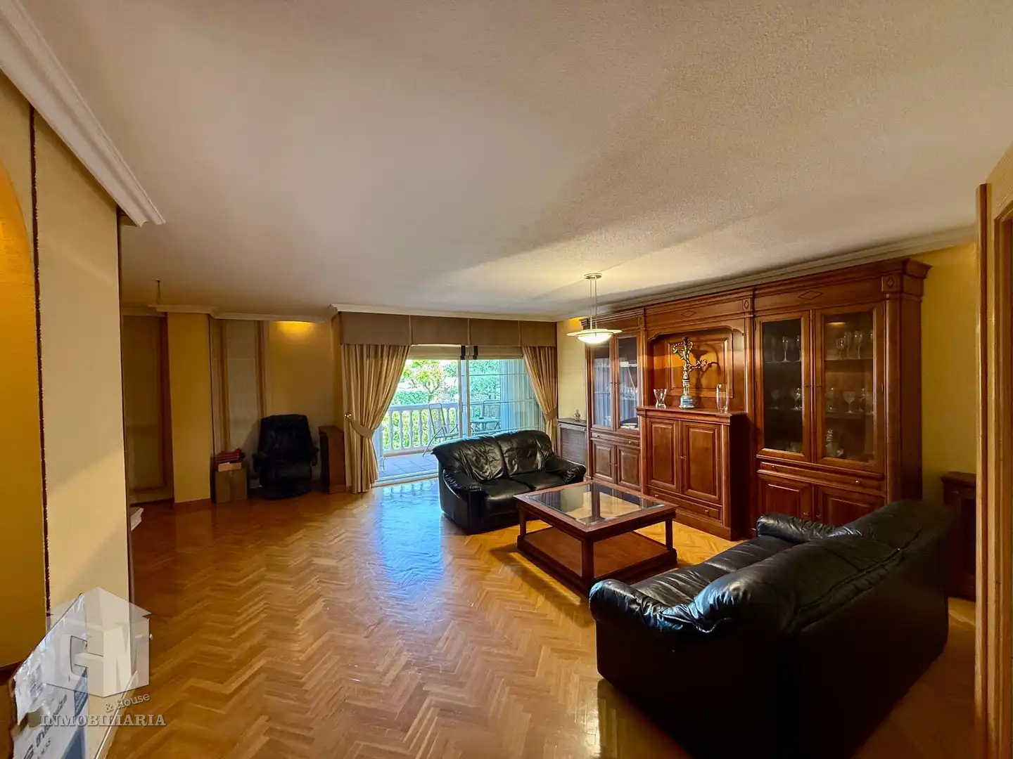 Sala d'estar de Casa adosada en venda en Las Rozas de Madrid amb Calefacció, Jardí privat i Terrassa