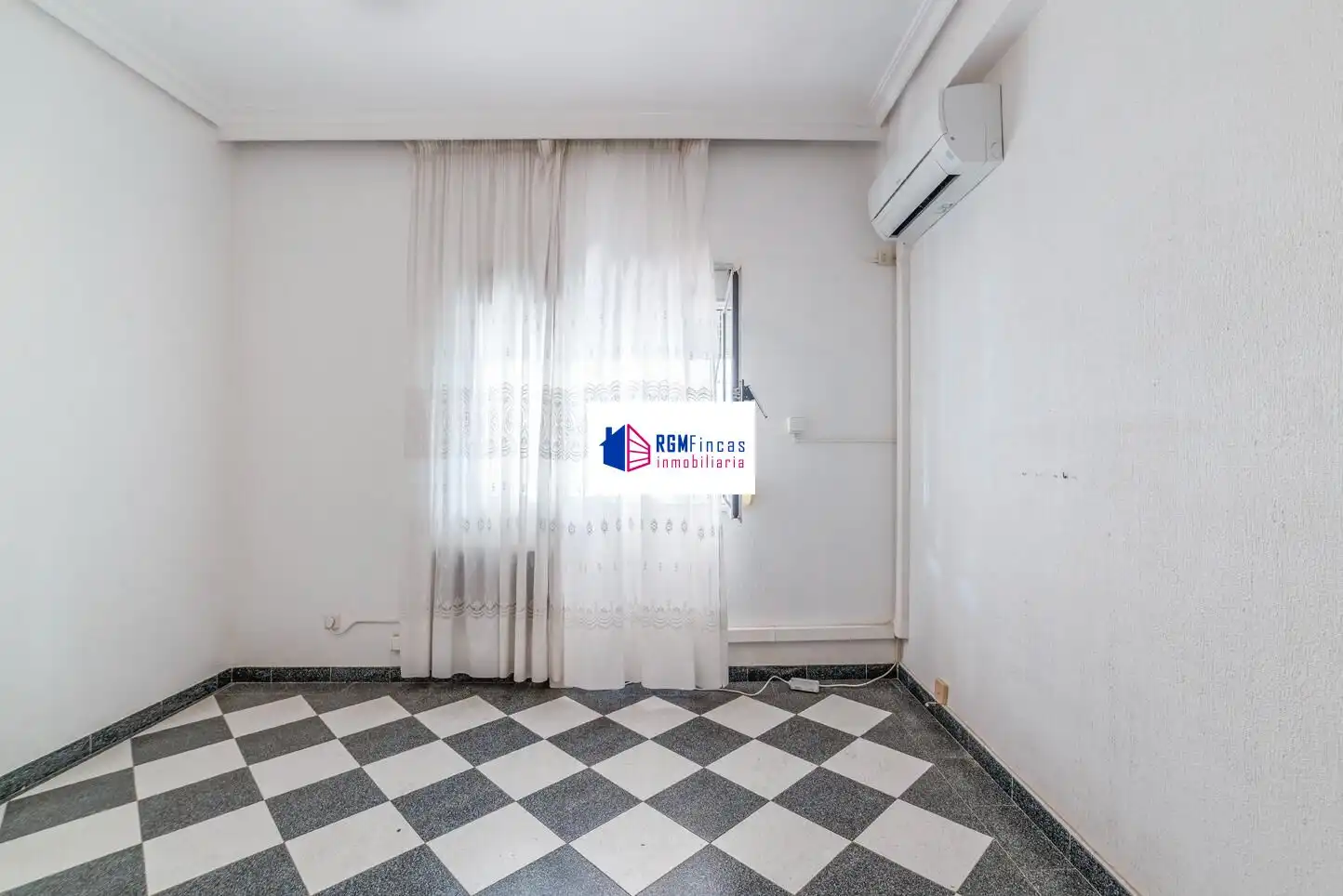 Bedroom of Houses for sale in Sevilla