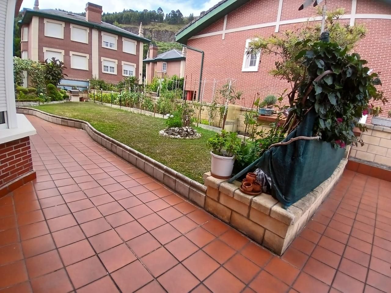 Terrassa de Casa adosada en venda en Castro-Urdiales amb Calefacció, Jardí privat i Terrassa