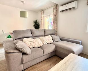 Living room of Flat to rent in  Granada Capital  with Heating and Balcony