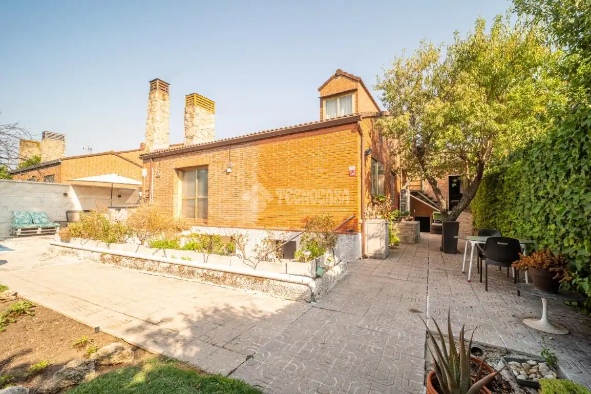 Vista exterior de Casa o xalet en venda en Rivas-Vaciamadrid amb Aire condicionat, Calefacció i Piscina