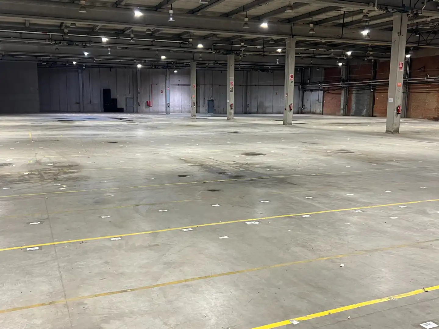 Fabrikhallen zur Miete in Massanes