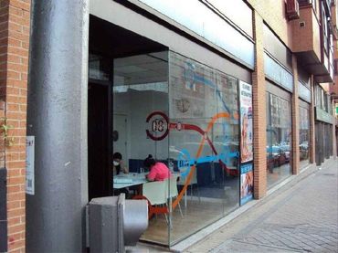 Local comercial en venda a Calle de Julián Camarillo 50