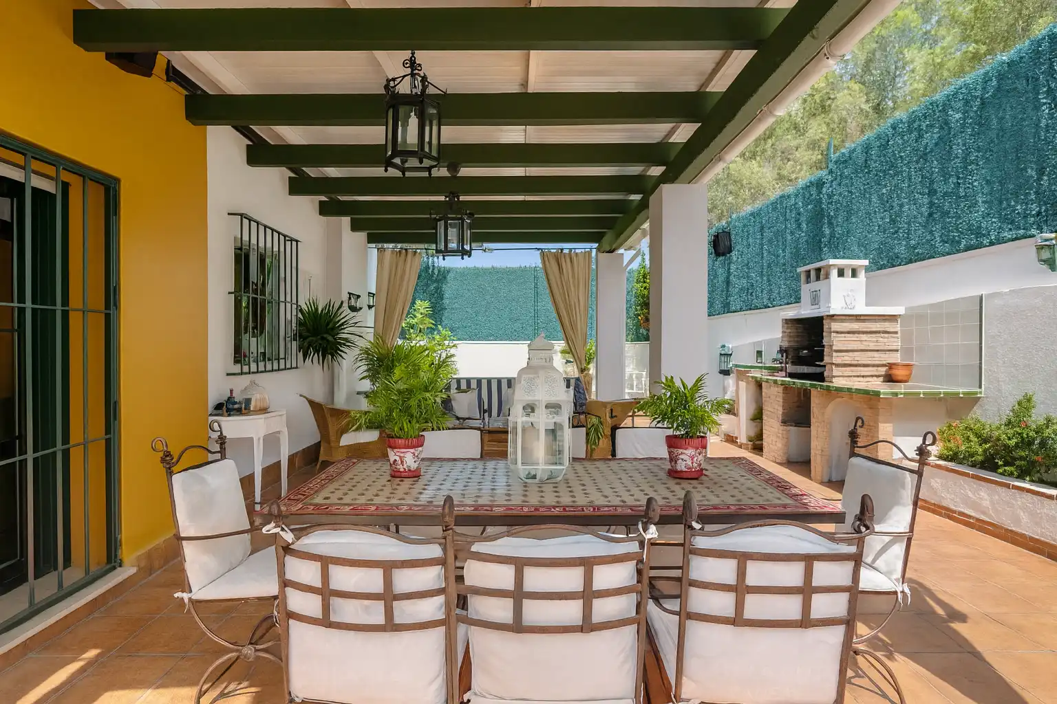 Terrasse von Wohnung zum Verkauf in Estepona mit Klimaanlage, Privatgarten und Gemeinschaftspool