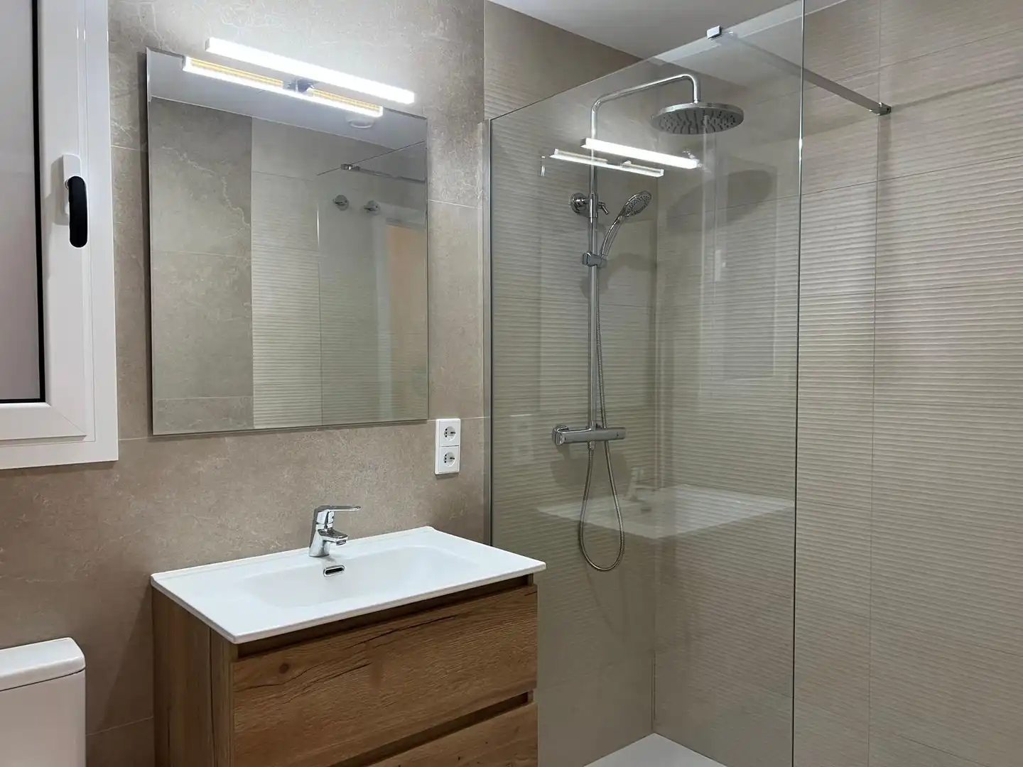 Badezimmer von Wohnung zum Verkauf in Barcelona mit Klimaanlage, Heizung und Parkett