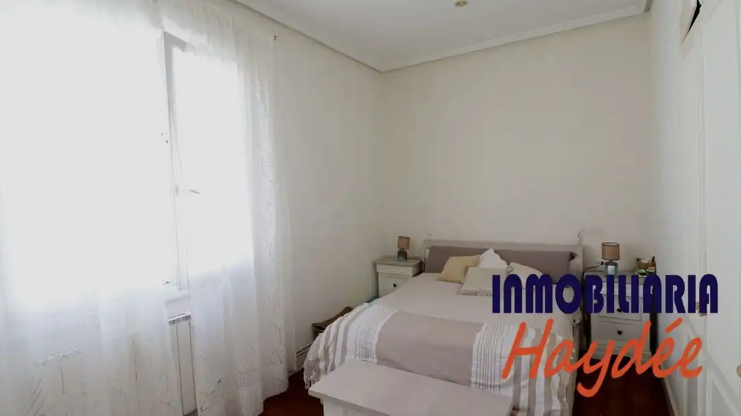 Dormitori de Casa adosada en venda en Getxo  amb Calefacció, Terrassa i Traster