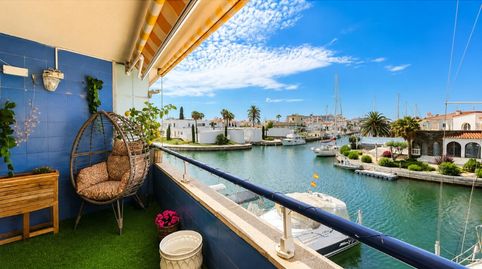 Elegante apartamento totalmente renovado con terraza, vistas al canal y piscina comunitaria, imatge 3