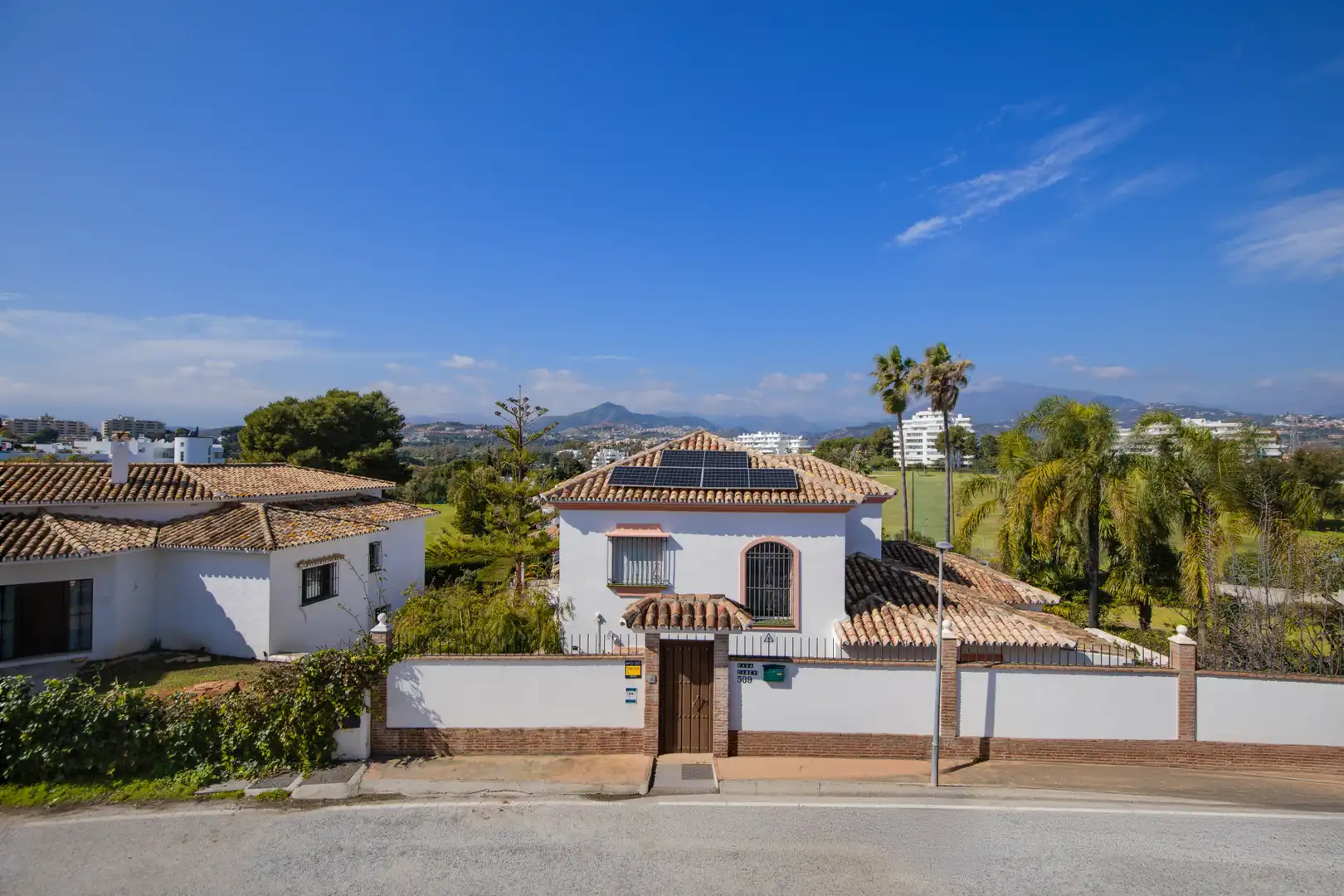 Vista exterior de Casa adosada en venda en Marbella amb Aire condicionat, Jardí privat i Terrassa