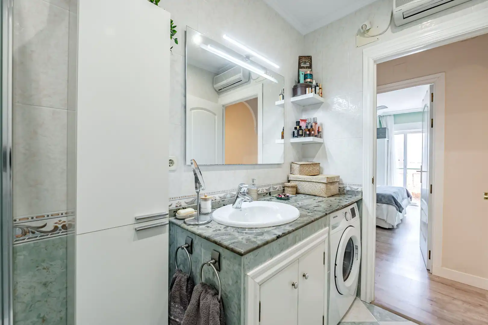 Bathroom of Flat for sale in Madrid  with Air Conditioner, Heating and Terrace