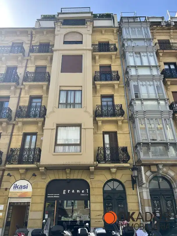 Vista exterior de Pis en venda en Donostia - San Sebastián  amb Calefacció i Balcó