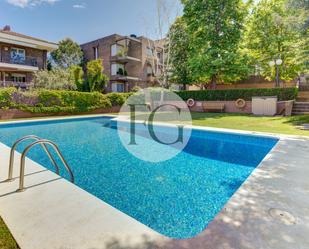 Piscina de Pis en venda en Sant Cugat del Vallès amb Calefacció, Jardí privat i Traster