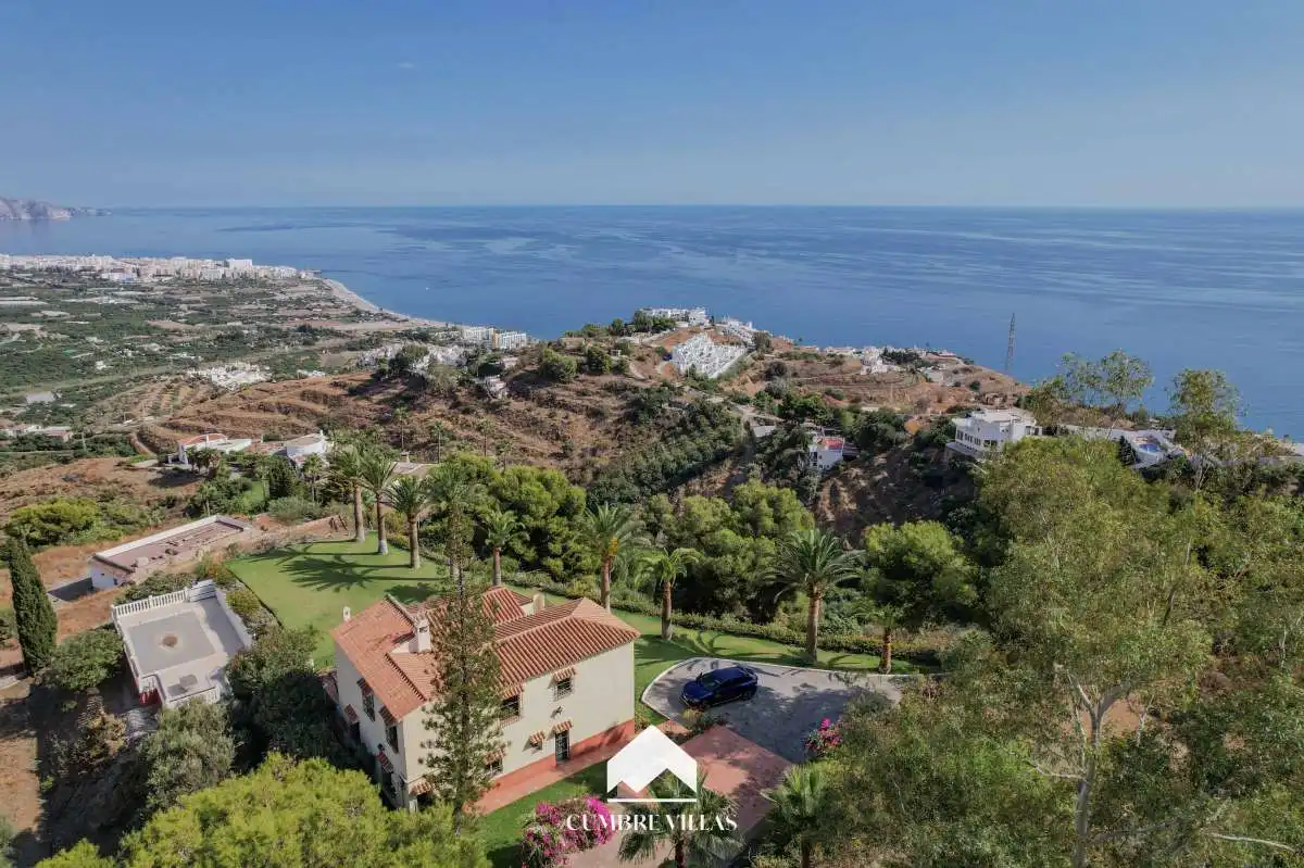 Vista exterior de Casa o xalet en venda en Nerja amb Jardí privat i Terrassa