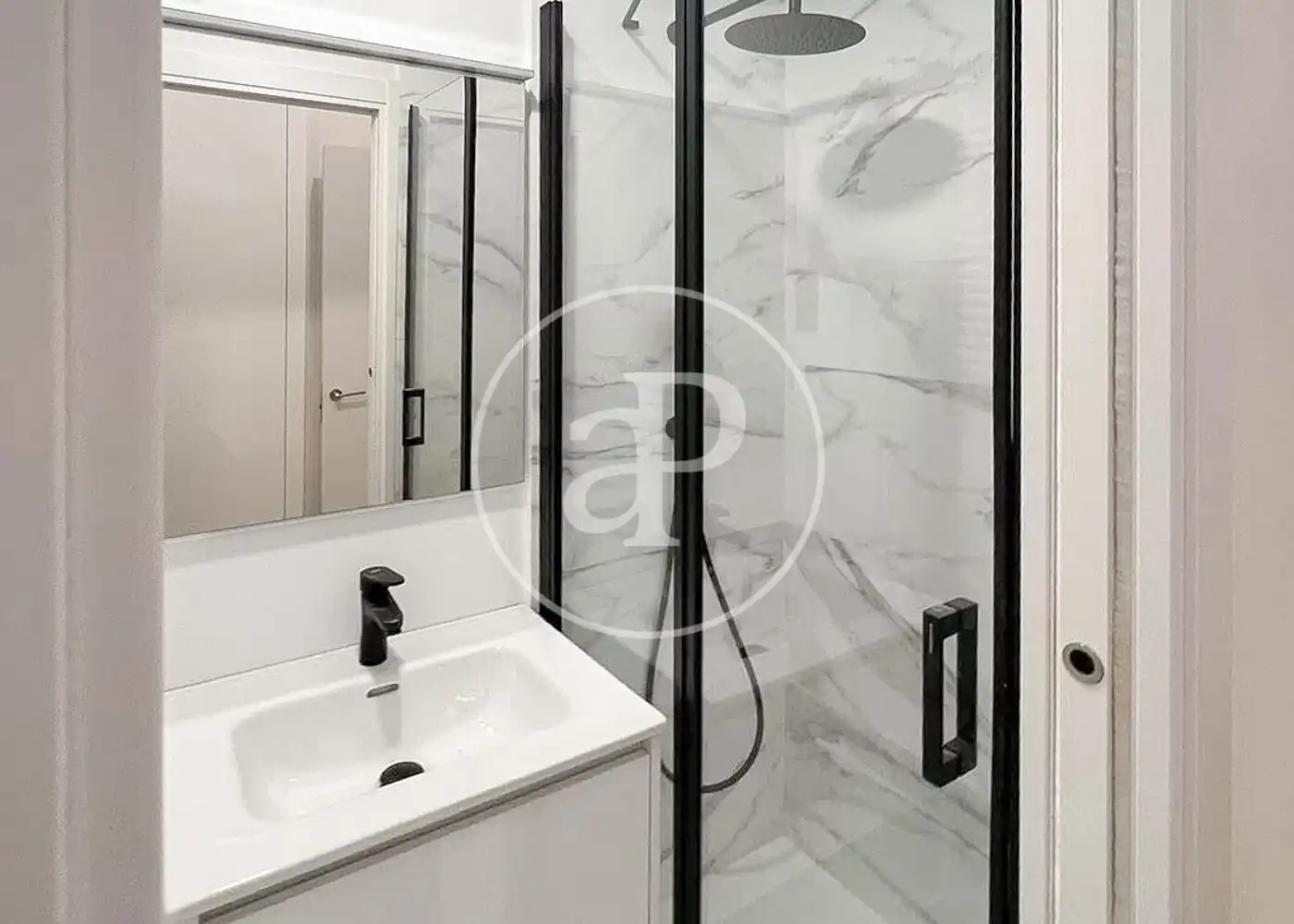 Badezimmer von Wohnung zum Verkauf in Madrid mit Klimaanlage, Heizung und Terrasse