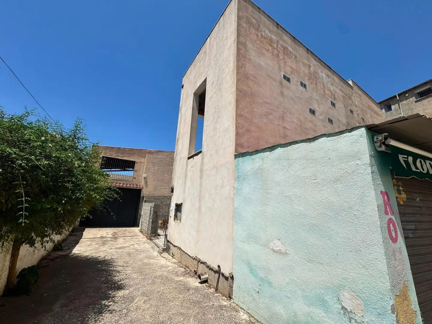 Vista exterior de Casa adosada en venda en Peligros amb Jardí privat i Terrassa