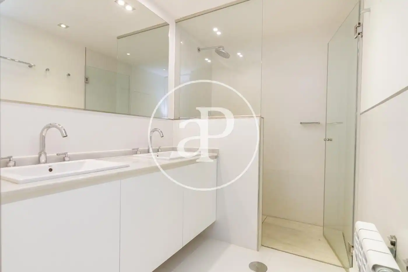 Baño de Piso de alquiler en Madrid con Aire acondicionado, Calefacción y Jardín privado