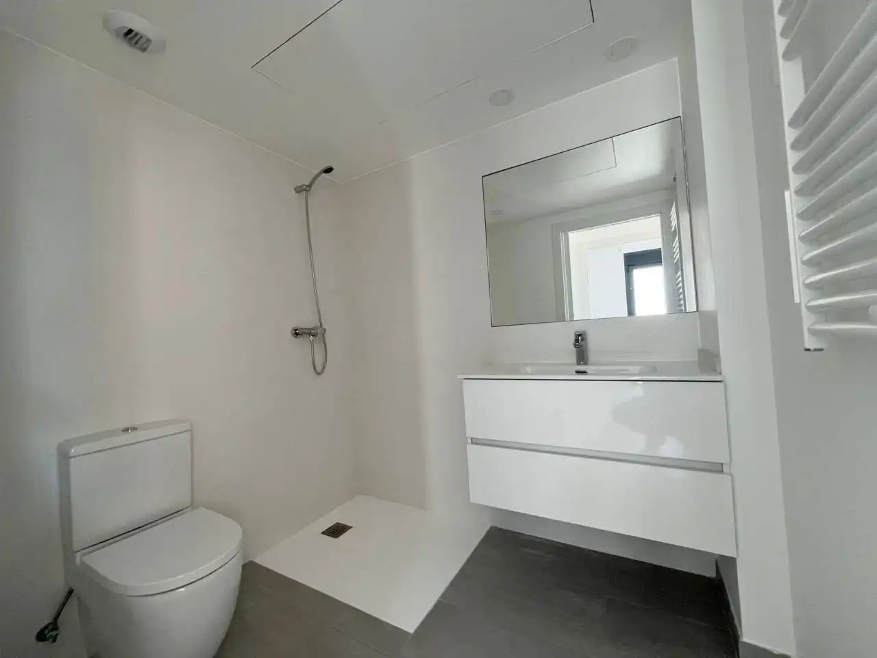 Baño de Apartamento en venta en Cubelles con Aire acondicionado, Calefacción y Parquet