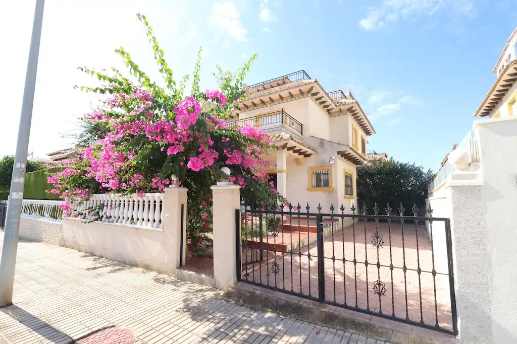 Vista exterior de Casa o chalet en venta en Orihuela con Terraza, Trastero y Piscina