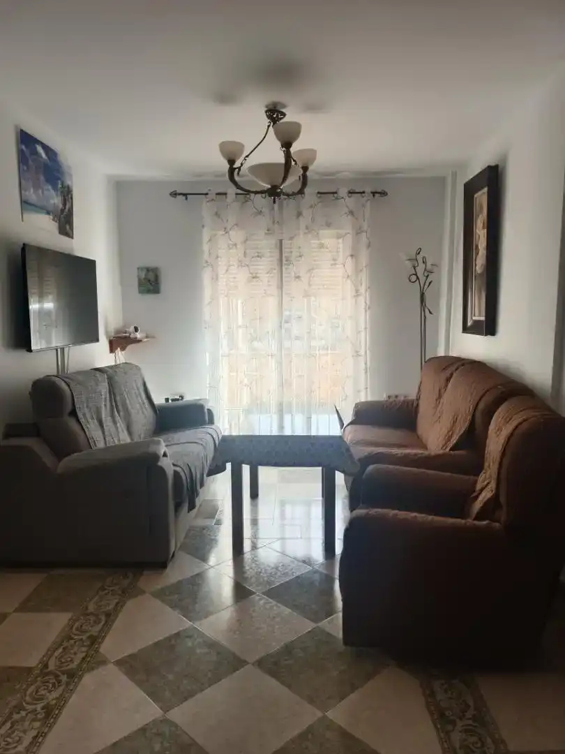 Sala d'estar de Casa adosada en venda en Fuente Vaqueros amb Aire condicionat i Balcó