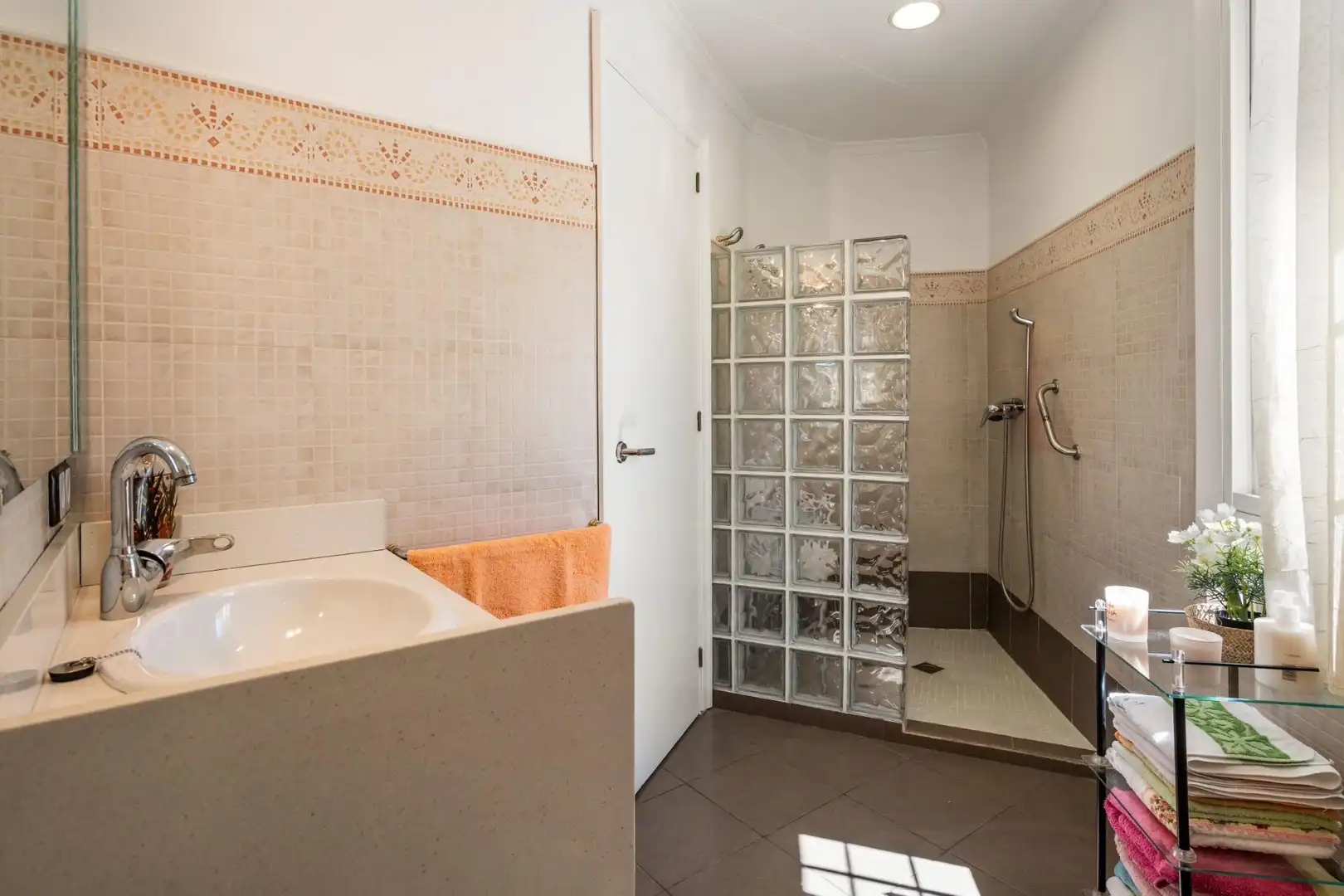 Baño de Casa adosada en venta en Mollet del Vallès con Aire acondicionado, Calefacción y Jardín privado