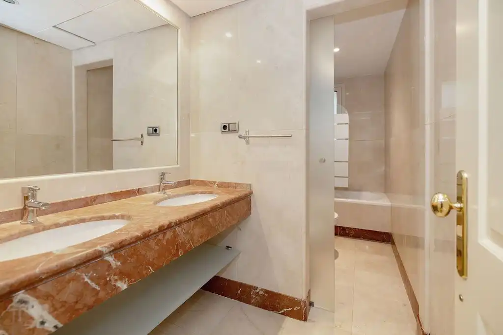 Badezimmer von Wohnung zum Verkauf in Marbella mit Heizung, Terrasse und Gemeinschaftspool