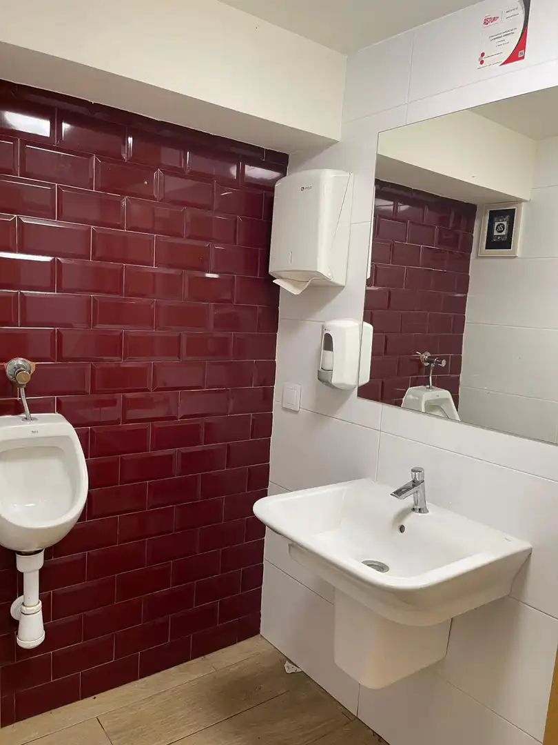 Badezimmer von Geschaftsraum zur Miete in Oviedo 