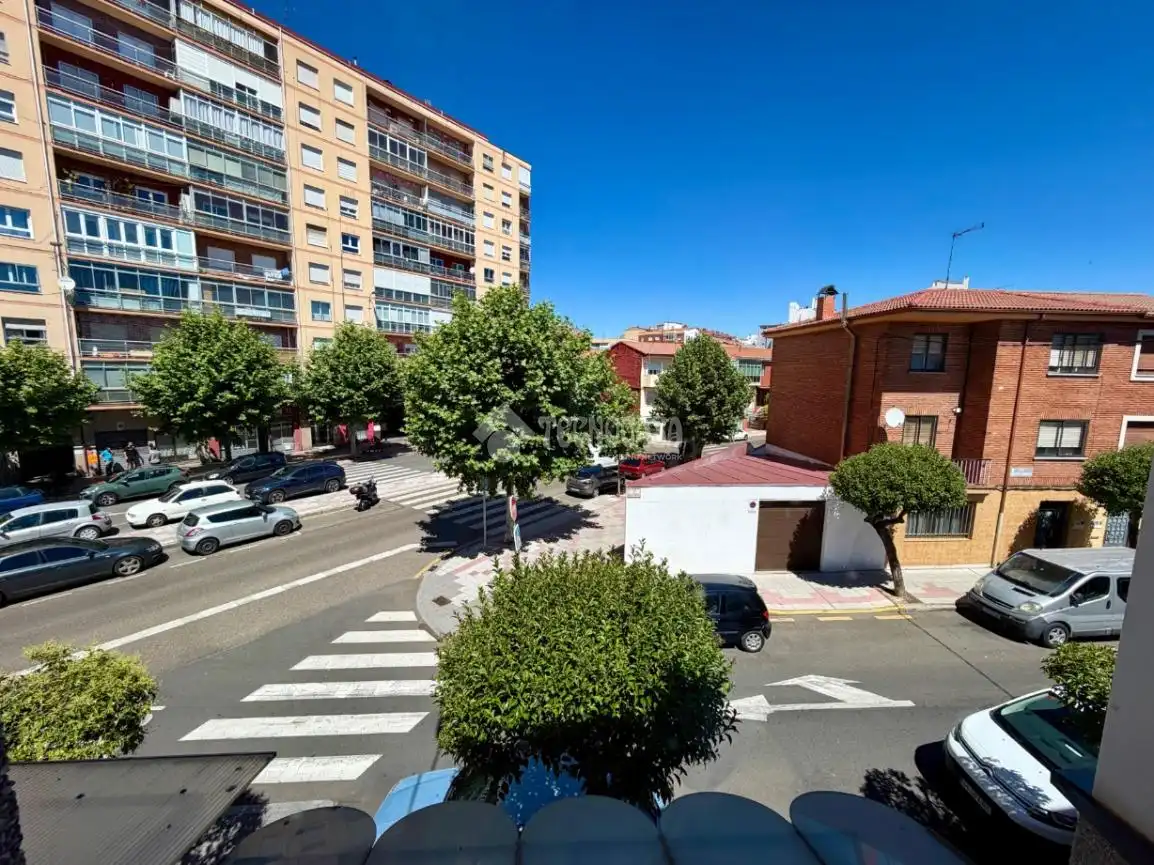 Vista exterior de Casa adosada en venta en León Capital  con Parquet, Terraza y Amueblado