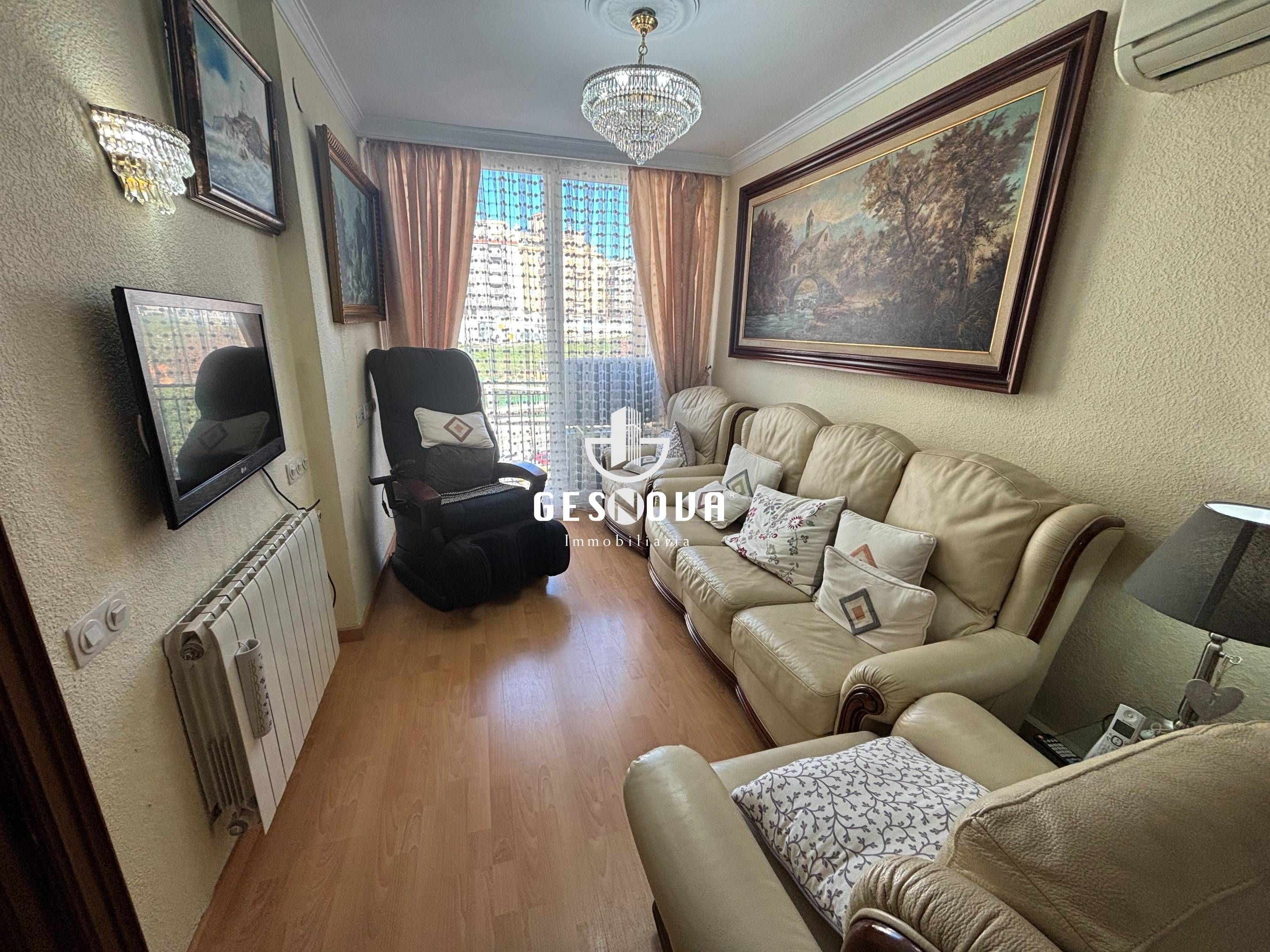 Living room of Flat for sale in L'Hospitalet de Llobregat  with Air Conditioner, Parquet flooring and Balcony