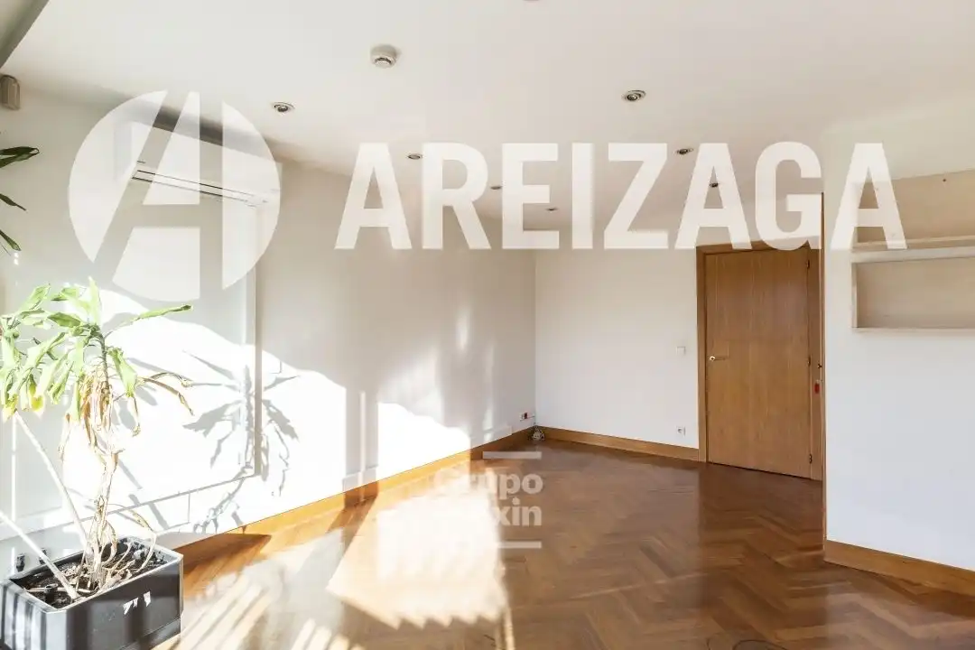Schlafzimmer von Büro zum Verkauf in Donostia - San Sebastián  mit Klimaanlage, Heizung und Abstellraum
