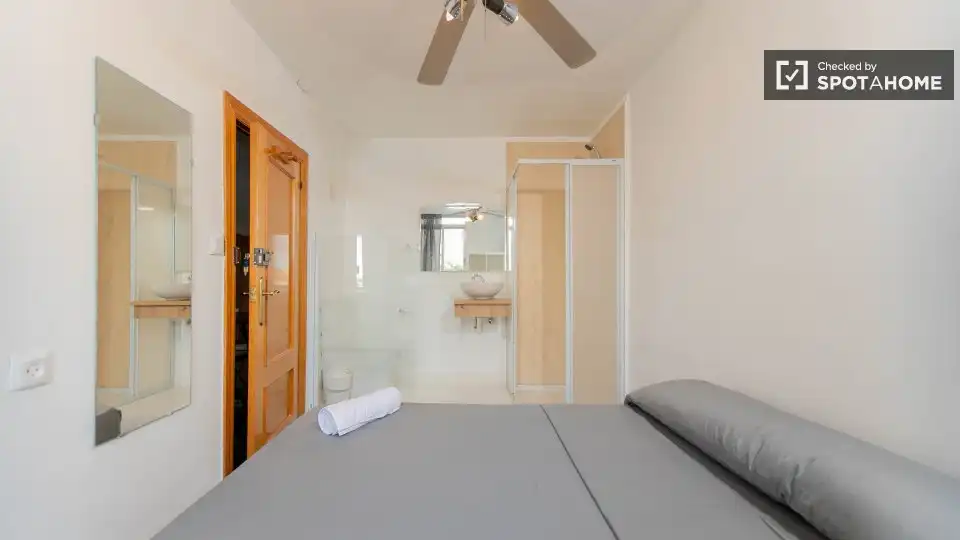 Habitación de Piso de alquiler en Valencia con Aire acondicionado, Calefacción y Amueblado
