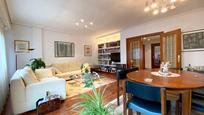 Sala d'estar de Casa o xalet en venda en Vitoria - Gasteiz amb Calefacció, Jardí privat i Parquet