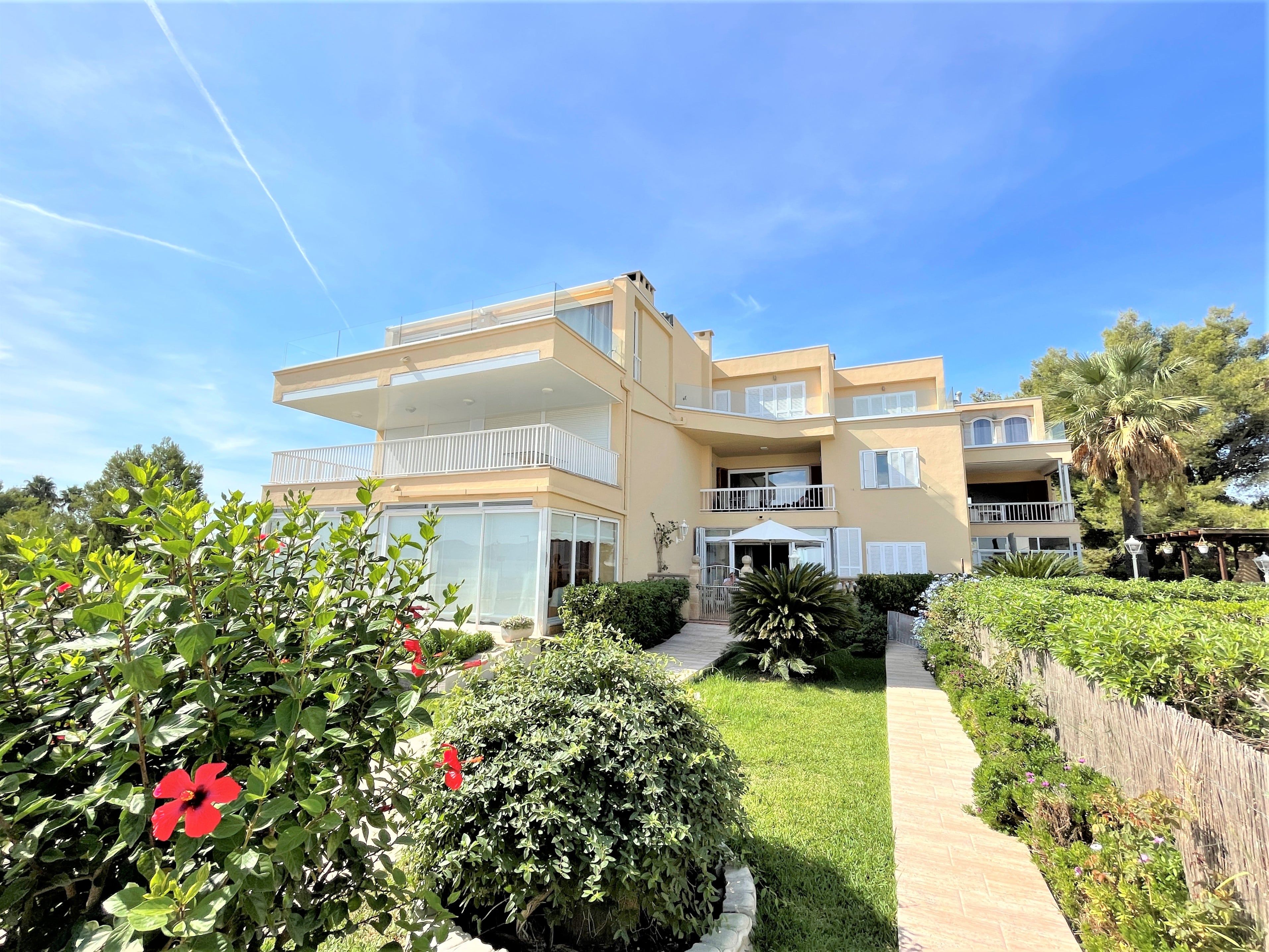 Vista exterior de Apartament en venda en Alcúdia amb Aire condicionat, Moblat i Piscina comunitària