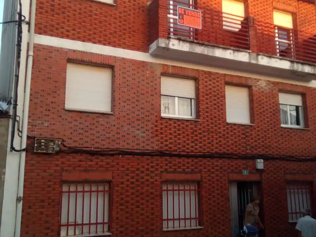 Vista exterior de Pis en venda en Deleitosa amb Moblat i Balcó