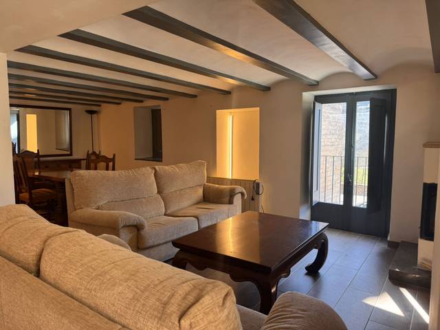 Casa adosada en Alquiler en Montagut i Oix