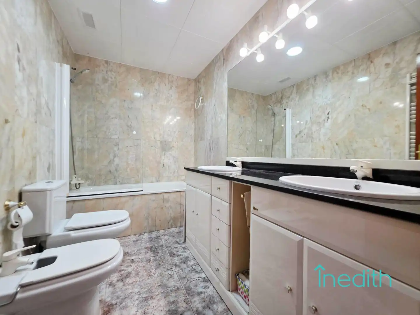 Badezimmer von Wohnung zum Verkauf in Cubelles mit Heizung, Privatgarten und Terrasse