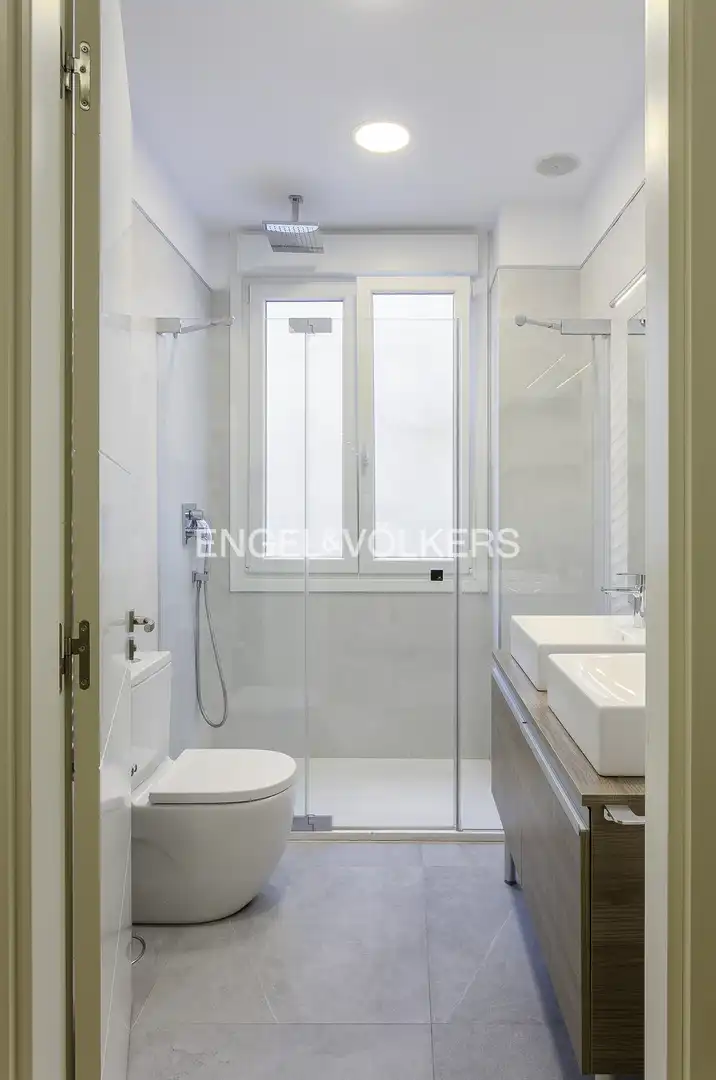 Baño de Piso de alquiler en Bilbao  con Calefacción y Balcón