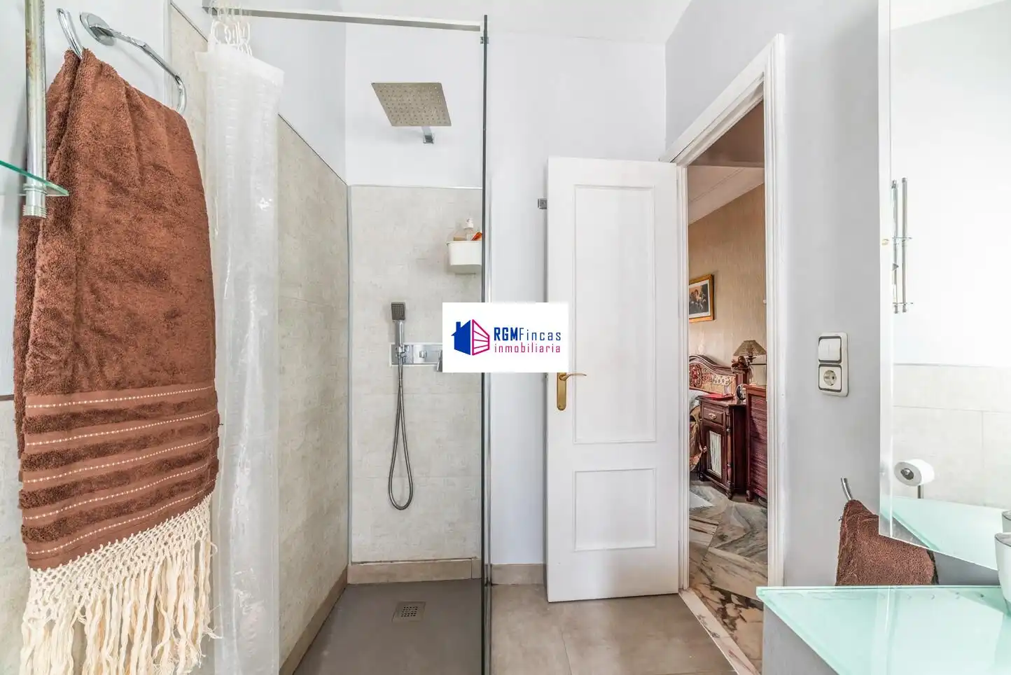Bathroom of Flat for sale in Sevilla  with Air Conditioner and Storage room
