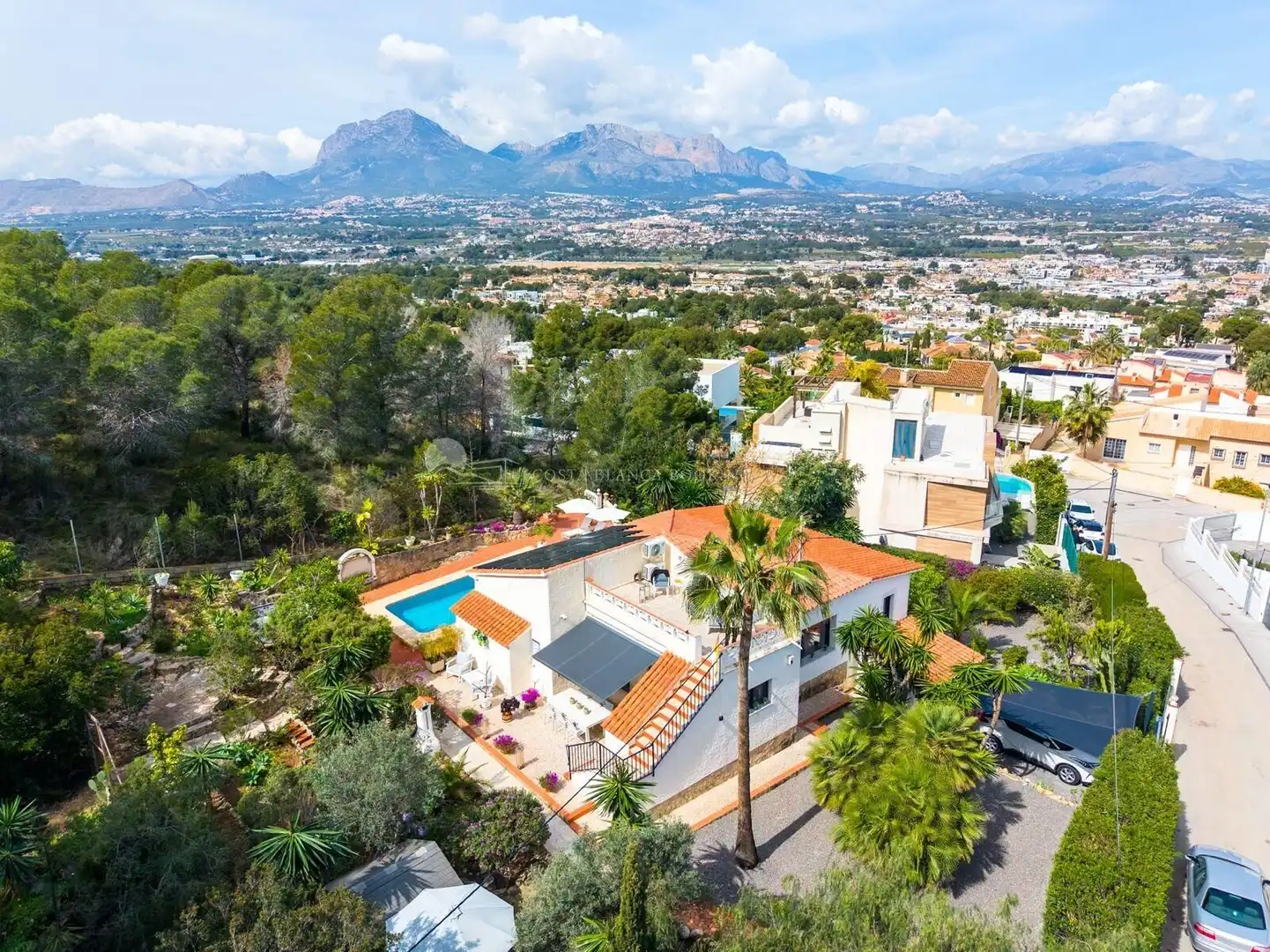 Vista exterior de Casa o xalet en venda en L'Alfàs del Pi amb Terrassa, Traster i Piscina